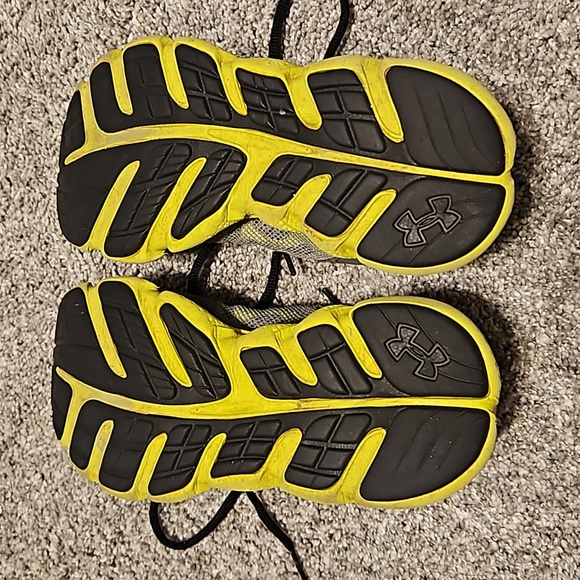 Kid's Under Armour shoes. - Picture 5 of 8